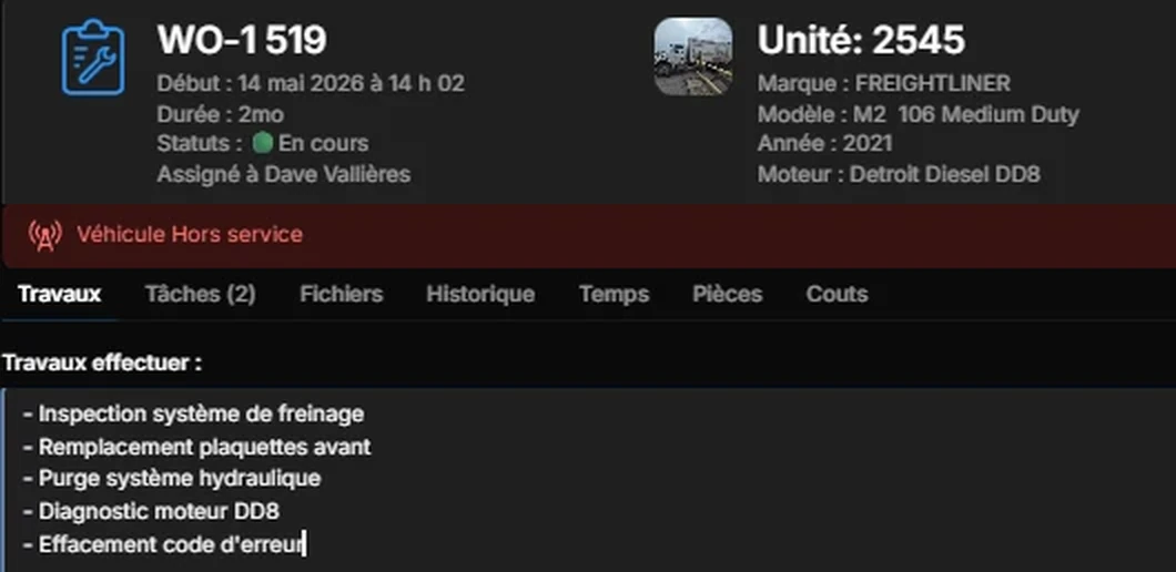 Bon de travail WO-1519 dans WorkPro+ : unité 2545, Freightliner M2 106 Medium Duty 2021, moteur Detroit Diesel DD8, marquée hors service. Travaux effectués : inspection du système de freinage, remplacement des plaquettes avant, purge du système hydraulique, diagnostic du moteur DD8 et effacement des codes. Deux photos sont jointes au bon.